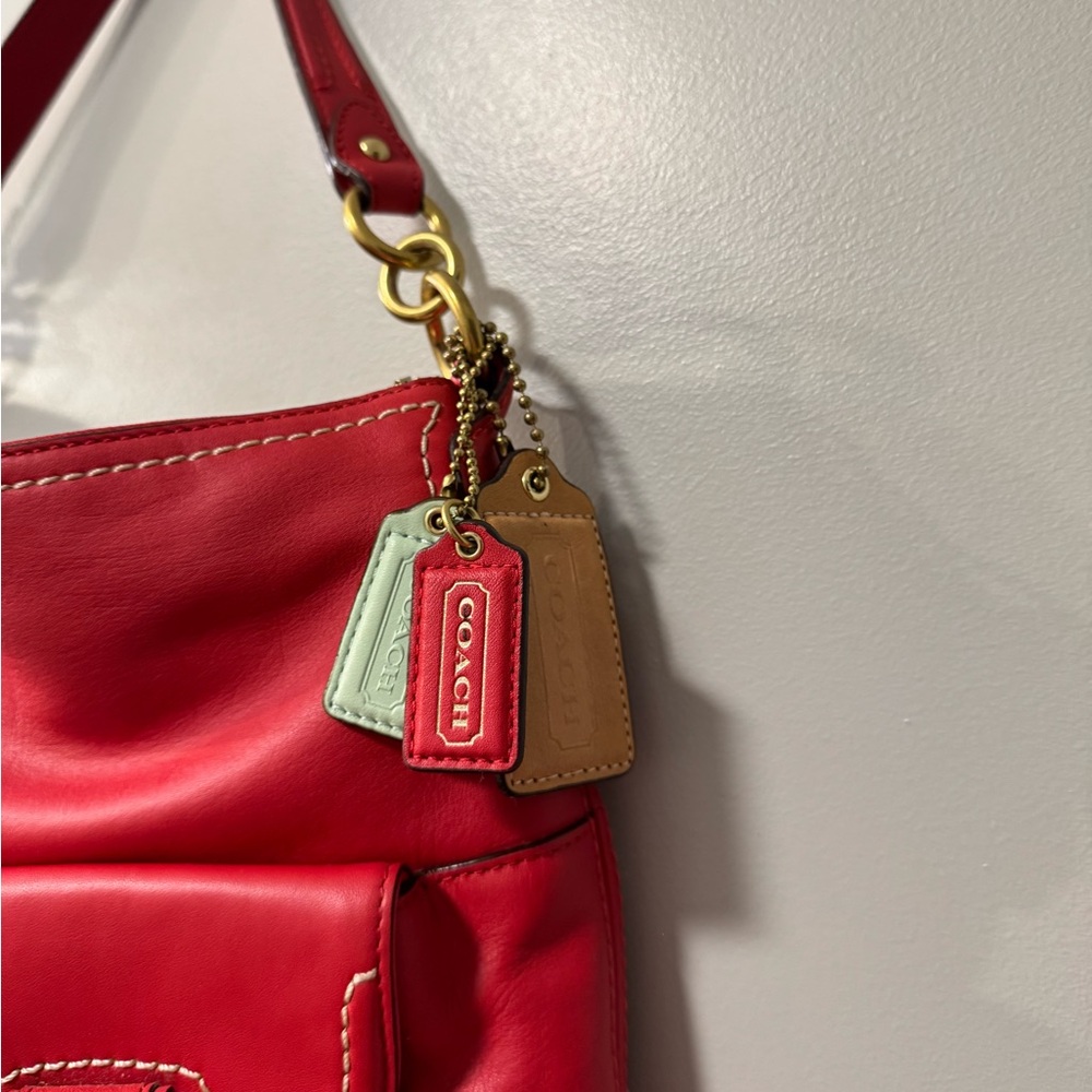 Vintage Coach Poppy Avery Vibrant Red Shoulder Bag with Gold Accents EUC - Picture 4 of 10
